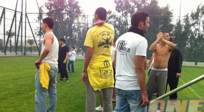 אוהדי מכבי נתניה מפוצצים את האימון (רותם רוזנסקי) (ONE)