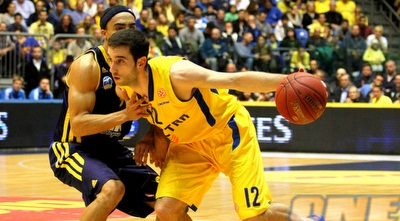 אוחיוו חודר מול אלבה. מכבי הבטיחה את המקום הראשון  (שי לוי)