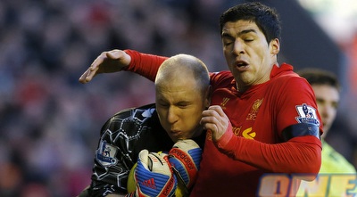 סוארס מתוסכל מול גוזאן (רויטרס)