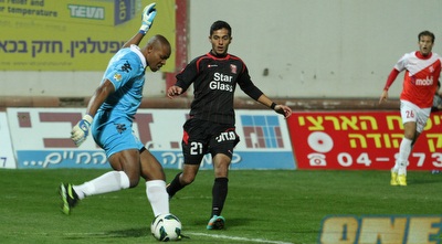 אוסטין אג´ידה מקידם את אחמד קאסום (עמית מצפה) אוסטין אג´ידה מקידם את אחמד קאסום (עמית מצפה)