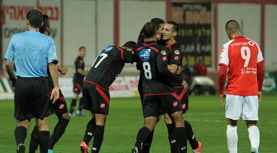 שמעון הרוש חוגג עם החברים, תומר סוויסה עם הראש בדשא (עמית מצפה) שמעון הרוש חוגג עם החברים, תומר סוויסה עם הראש בדשא (עמית מצפה)