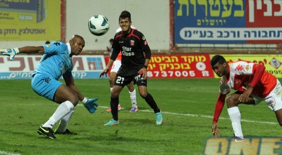 ראיין אדליי ואוסטין אג´ידה מתחננים שהכדור ייצא החוצה (עמית מצפה) ראיין אדליי ואוסטין אג´ידה מתחננים שהכדור ייצא החוצה (עמית מצפה)