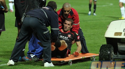 עלי עותמאן מפונה מהמגרש (עמית מצפה) עלי עותמאן מפונה מהמגרש (עמית מצפה)