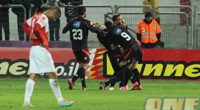 שחקני סכנין בטירוף לאחר השער האדיר של חאמד גנאים (עמית מצפה) שחקני סכנין בטירוף לאחר השער האדיר של חאמד גנאים (עמית מצפה)