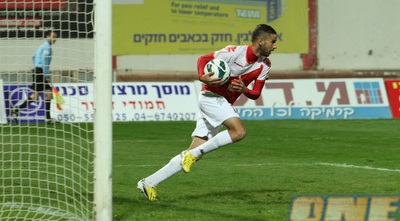 דובב גבאי ממהר לאמצע (עמית מצפה) דובב גבאי ממהר לאמצע (עמית מצפה)