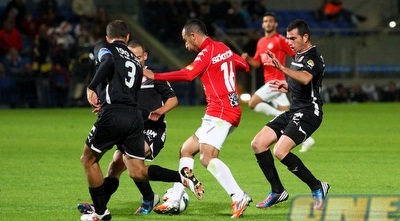 דמארי בין שלושה (שי לוי) דמארי בין שלושה (שי לוי)