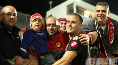 חאלד חלאילה חוגג עם אוהדי סכנין (עמית מצפה) חאלד חלאילה חוגג עם אוהדי סכנין (עמית מצפה)