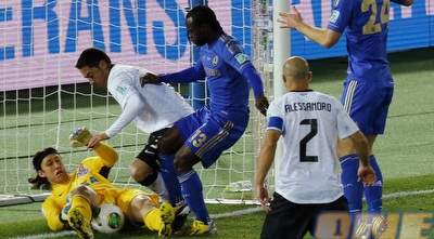 קאסיו עוצר את הכדור על הקו (רויטרס) קאסיו עוצר את הכדור על הקו (רויטרס)