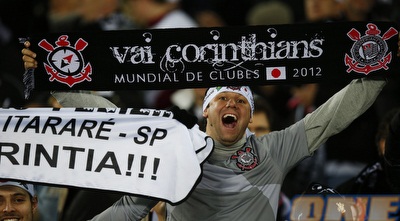 אוהדי קורינתיאנס ביציע (רויטרס) אוהדי קורינתיאנס ביציע (רויטרס)