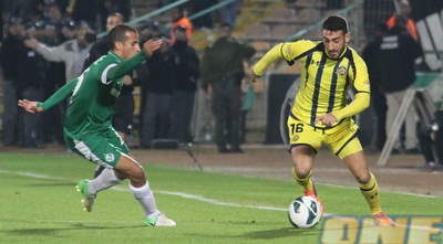 אלירן עטר מנסה לעבור את ידין (עמית מצפה)