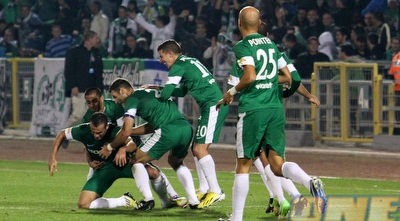 שחקני חיפה מתנפלים על עמאשה (עמית מצפה)