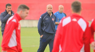 אבוקסיס משקיף על השחקנים (משה חרמון)