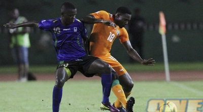 אמבואנה סמאטה (משמאל) במדי טנזניה מול עבדול קאדר קייטה (רויטרס) אמבואנה סמאטה (משמאל) במדי טנזניה מול עבדול קאדר קייטה (רויטרס)