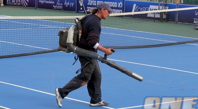 מעיפים את העלים והעשבים מהמשטח (יניב גונן) מעיפים את העלים והעשבים מהמשטח (יניב גונן)