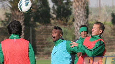 ידין וטוואטחה במאבק על הכדור, בוקולי שמשקיף מרוצה (משה חרמון)