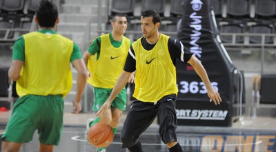 בויאן שאראנוב מוביל כדור (האתר הרשמי של מכבי חיפה( (ONE)