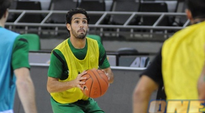 אייל גולסה עולה לשלוש (האתר הרשמי של מכבי חיפה) (ONE)