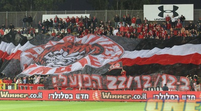 אוהדי הפועל ת&qout;א. השחקנים: &qout;רוצים לנצח בשבילם&qout; (עמית מצפה)