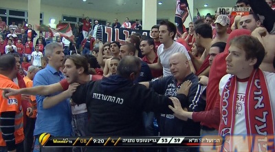 אוהדי הפועל מתפרעים בבית מכבי (ONE) אוהדי הפועל מתפרעים בבית מכבי (ONE)