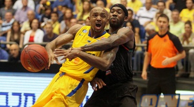 בראון מבצע עבירה על היקמן (יוסי ציפקיס) בראון מבצע עבירה על היקמן (יוסי ציפקיס)