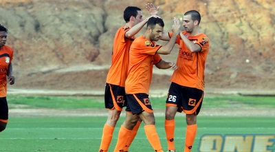 דור אלקבץ חוגג עם חבריו (יניב גונן) דור אלקבץ חוגג עם חבריו (יניב גונן)