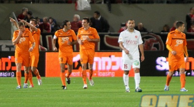 שחקני בני יהודה חוגגים יתרון (חגי ניזרי)