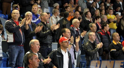 גם ביציע מכבדים (חגי ניזרי)