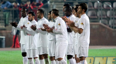 שחקני הפועל עכו מכבדים את עמנואל שפר (יניב גונן)