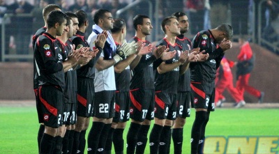 שחקני בני סכנין מכבדים את עמנואל שפר ז&qout;ל (יניב גונן)