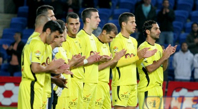 שחקני נתניה עושים כבוד אחרון (משה חרמון)