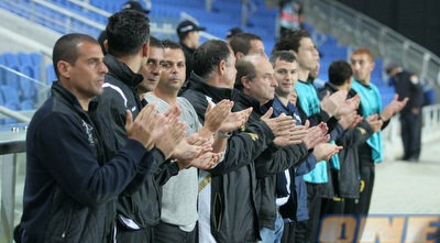 מחיאות הכפיים לשפר על הספסל של נתניה (משה חרמון)