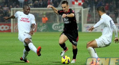 אלכסנדר דוידוב עובר את אימורו לוקמן (יניב גונן)