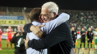 אלישע מקבל חיבוק משחר לפני המשחק (עמית מצפה)