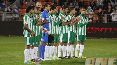 גם שחקני מכבי חיפה מכבדים את זכרו של שפר ז&qout;ל (עמית מצפה)