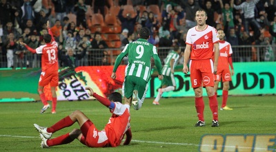 אזולאי כובש ורץ לחגוג (עמית מצפה) אזולאי כובש ורץ לחגוג (עמית מצפה)