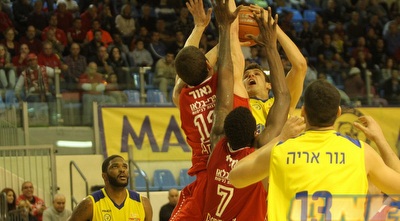 מתן נאור נאבק באשדוד (חגי ניזרי) מתן נאור נאבק באשדוד (חגי ניזרי)