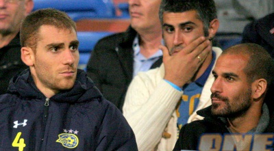 תומר חנצ´ינסקי צופה במשחק לצד גל אלברמן. הפעם יישב על הספסל (משה חרמון)