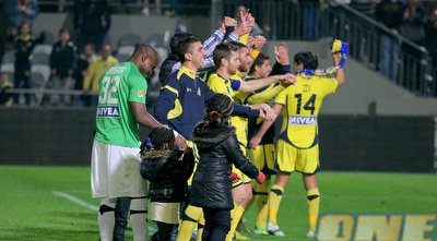 שחקני מכבי חוגגים עם הקהל (משה חרמון)