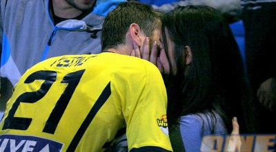 ייני מקבל נשיקה מהארוסה (משה חרמון)