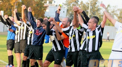 שחקני אזור חוגגים העפלה בשלב הקודם (משה חרמון)