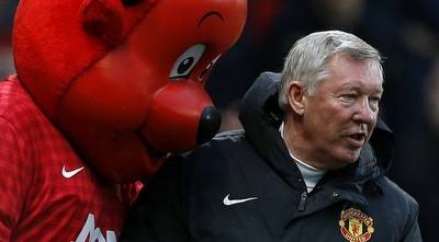 אלכס פרגוסון עם הקמע (רויטרס)