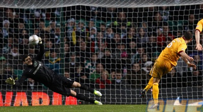 פורסטר הודף את הפנדל (רויטרס)