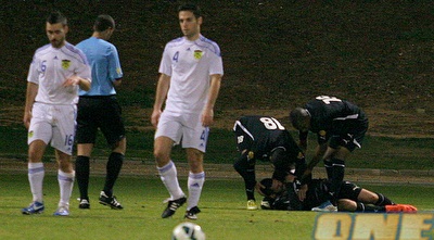 שחקני הפועל כפ&qout;ס חוגגים (משה חרמון)