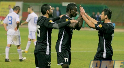 וויליאם אזאו חוגג עם חבריו (משה חרמון)