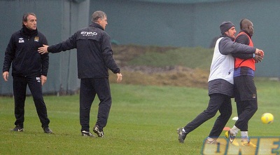 באלוטלי מורחק ממנצ´יני (דיילי מייל) (ONE)