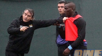 באלוטלי ומנצ´יני קרובים קרובים (דיילי מייל) (ONE)