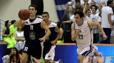 אלון לוין רודף אחרי בן פוקס (יניב גונן) אלון לוין רודף אחרי בן פוקס (יניב גונן)