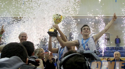 אלון לוין מניף את הגביע (יניב גונן) אלון לוין מניף את הגביע (יניב גונן)