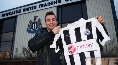 מתיו דבושי מציג את חולצתו החדשה (האתר הרשמי של ניוקאסל) (ONE)