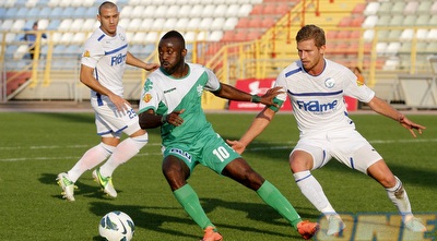 סרג´ איילי מנסה לשמור על הכדור מול שחקני ראשון (יוסי ציפקיס)